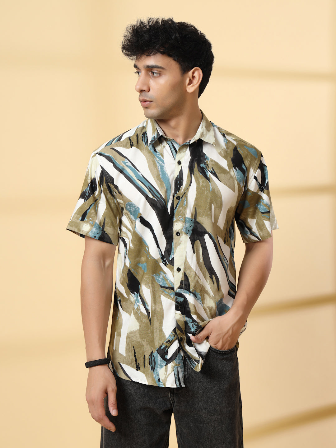 Men Printed Cut Away Collar Casual Shirt