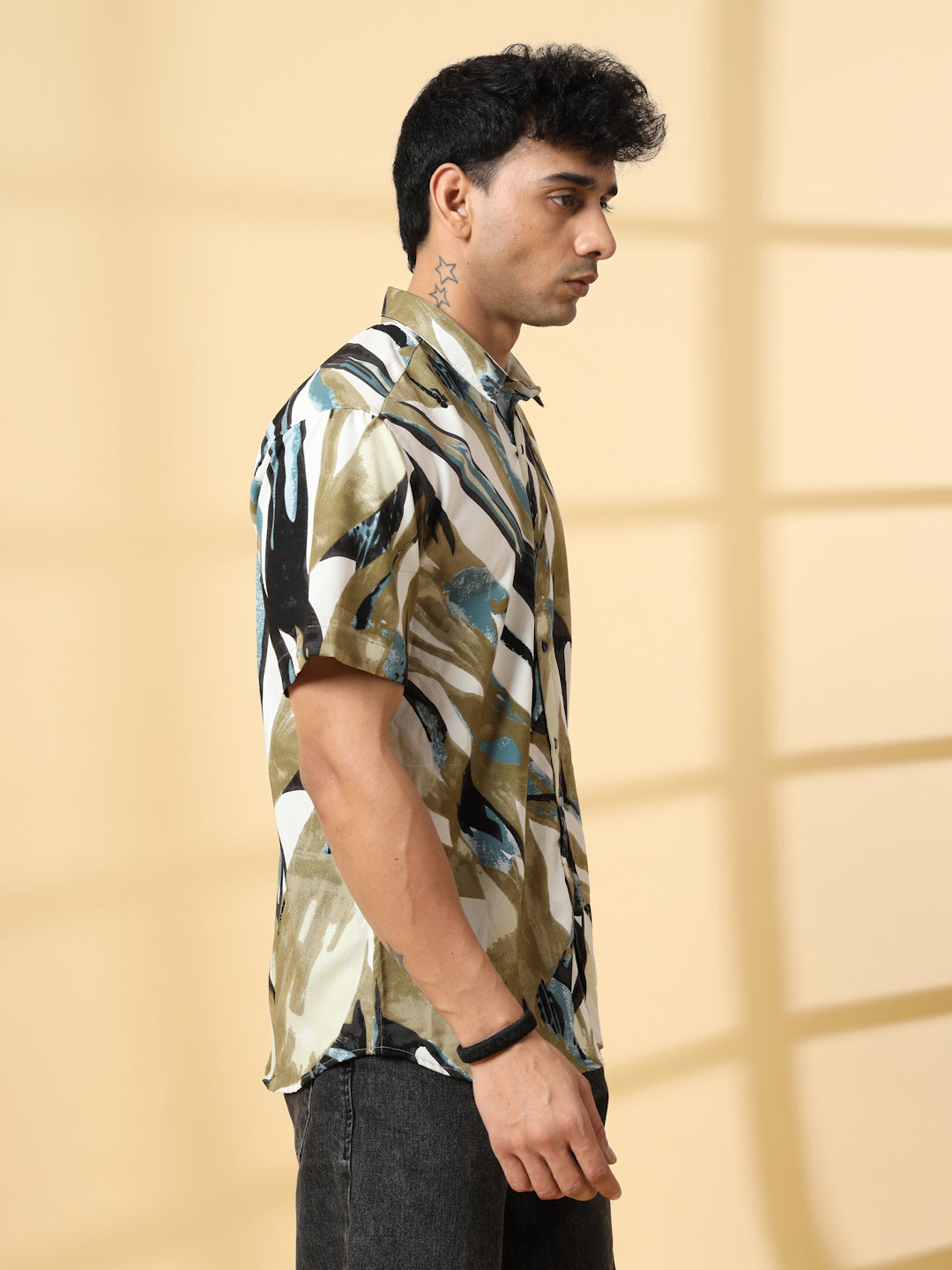 Men Printed Cut Away Collar Casual Shirt