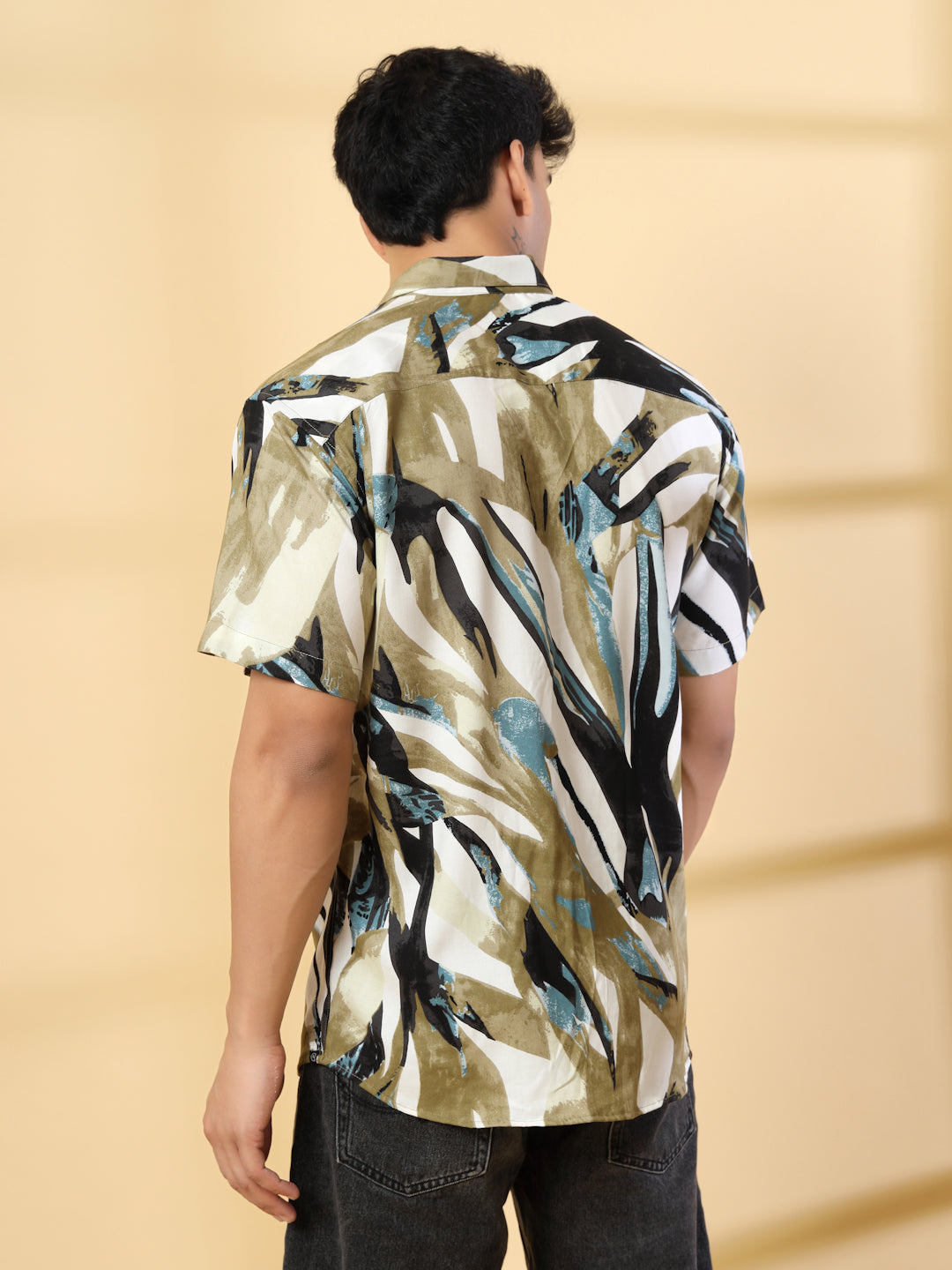 Men Printed Cut Away Collar Casual Shirt
