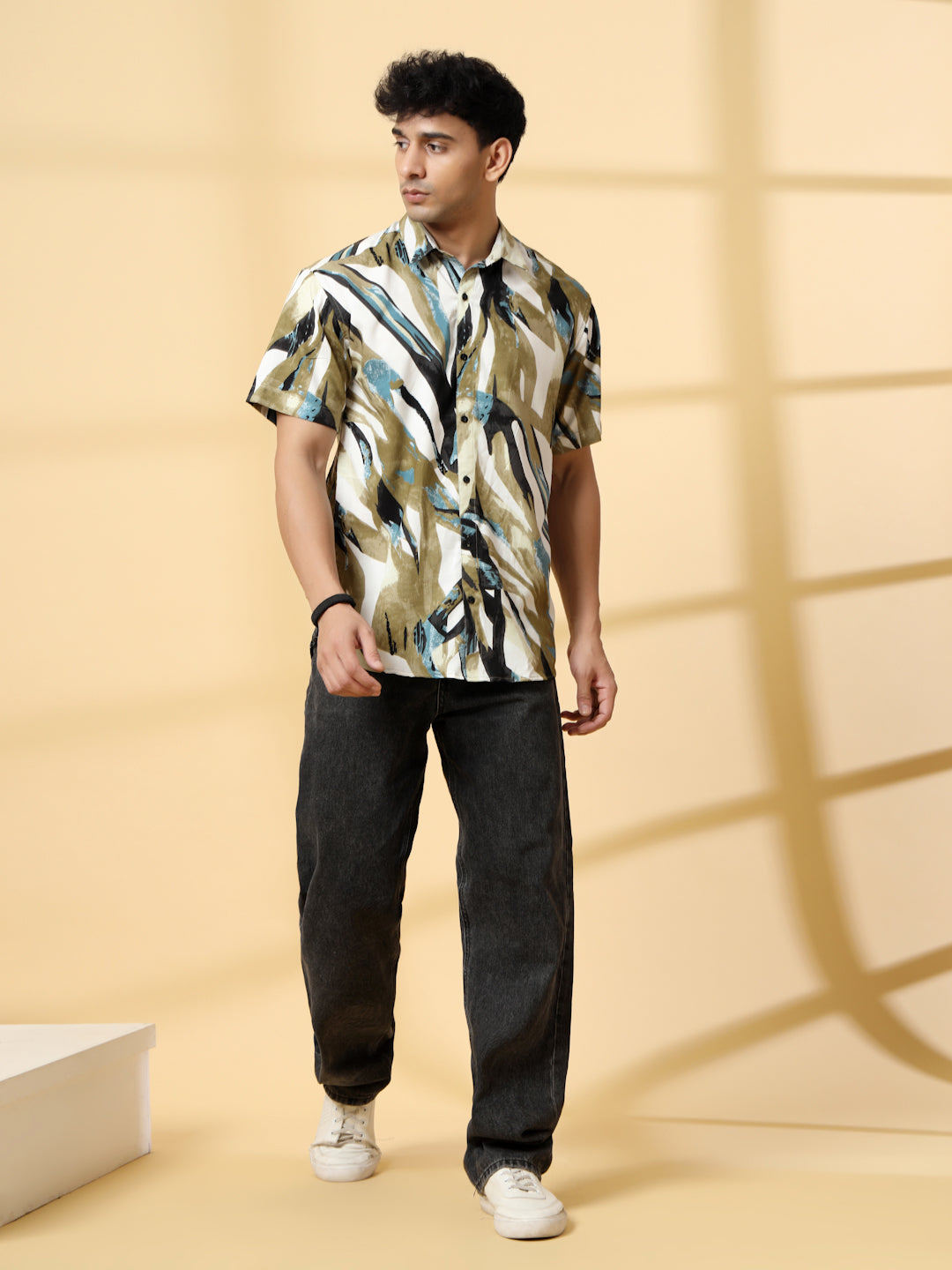 Men Printed Cut Away Collar Casual Shirt